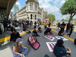 Despite the organisers of the #lawan protest being called up by the royal malaysia police (pdrm) for questioning, these activist were unfazed by the alleged intimidation by the pdrm and had continued to march on the streets of kuala lumpur to show their determination. Lawan Protest Demands The Resignation Of Malaysian Prime Minister Over Pandemic Response Global Voices