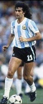 It seems to me, by the videos, that he could claim one or two extra. Mario Kempes Fussball Weltmeister 1978 Testedich