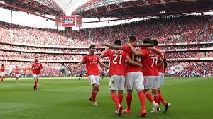 Site oficial do sport lisboa e benfica, onde podes ficar a par de toda a atualidade do teu clube e ainda ver os melhores vídeos e resumos de todos os jogos! Benfica Lissabon Wird Portugiesischer Meister Zwei Punkte Vorsprung Auf Porto Eurosport