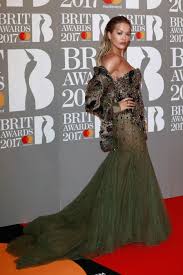 Resultado de imagem para looks brits awards 2017