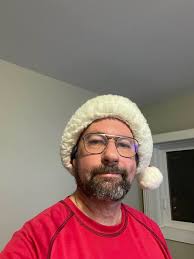 3 mile run to Christmas music. Not bad for an old fart....who can pick me  up as I run back home 🤣🏃🎅