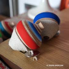 Toupie De Combat Jouettraditionnel En Bois De Hetre Avec Ficelle Toupie Ficelle Jouets Traditionnels