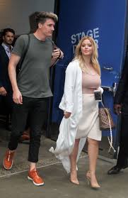 Sasha pieterse voit le jour le 17 février 1996 en afrique du sud où ses parents lui inculquent l'amour de l'art. Paparazzi Sasha Pieterse Feuilles Good Morning America A New York 09 06 2017 New York Celebrites York