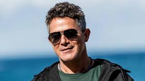 Alejandro Sanz visitó a los damnificados por los incendios forestales en  Chile