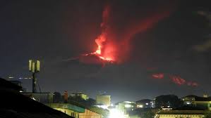 Eruzione dell'etna, dal vulcano lava e un'alta colonna fumo. Etna Dopo L Eruzione Notturna Diminuisce L Attivita Con Sola Emissione Di Cenere Video