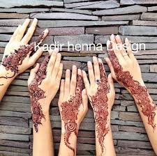 Gambar dan video henna maroon dan white by moms galvin desainnya sangat. Bukan Hanya Jago Bikin Ketawa D Kadoor Juga Ahli Lukis Henna Kapanlagi Com