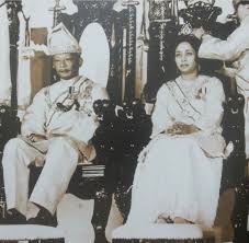 Modern sultan abu bakar müzesi'nin bulunduğu yerde duran ve kota biram olarak da bilinen 'pahang kalesi' adlı ana tahkimatın tamamlanmasında gecikme oldu , ancak sonunda işgalden önce tamamlandı. House Of Pahang On Twitter Kdymm Tengku Ampuan Pahang Tengku Ampuan Hajah Afzan Dipakaikan Gendik Kerajaan Negeri Ketika Istiadat Pertabalan Kdymm Sultan Pahang Ke 5 Sultan Haji Ahmad Shah Al Musta In Billlah Pada 8