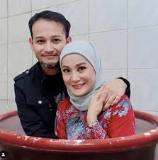 Sejak kebelakangan ini, kelibat yana samsudin mula dilihat lebih aktif menjadi pengacara beberapa program hiburan. Yana Samsuddin Dan Suami Berendam Dalam Besen Penuh Air Netizen Dapat Agak Mereka Perli Siapa Trending All Mhi