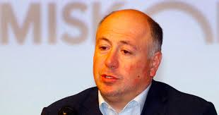 Kriza ákos már fiatalon is szívesen sportolt, tőrvívóként országos bajnoki címet szerzett, majd a dzsúdó felé fordult, a sportág szeretetét pedig továbbadta leányának, annának is, aki cselgáncsban. Kriza Akos Es Emberei Megbuktak Ez A Lenyeg