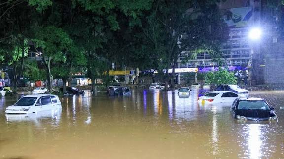 Emergency Airlift as Flooding Hits National Reserve in Kenya