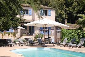 villa a sainte maxime avec piscine privee 8 personnes location vacances var belvilla iziva com locations vacances maison de vacances villa