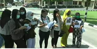 Kegiatan seperti arisan memang menjadi salah satu kegiatan yang tak akan pernah hilang dari bumi ini, jika masih ada ibu ibu maka arisan tidak bisa di tiadakan peradabannya. Janda Cantik Tilep Uang Arisan Miliaran Rupiah Korbannya Polisi Hingga Istri Dewan Okezone News