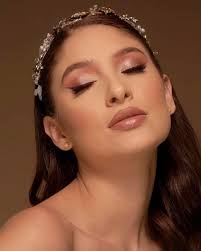 Amo hacer estos estilos, un equilibrio entre lo clásico y moderno, un look  radiante, suave y romántico, con toques de delicadeza. Una elección que  nunca envejece. ¿Cuál es tu estilo? . . . . . . . . . . . . . #