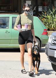 Kendall jenner's airport look includes an ode to her dog. Kendall Jenner In Tights Out With Her Dog In Malibu 09 23 2020 Hawtcelebs
