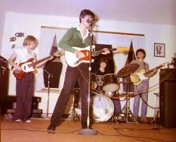 The band was comprised of david byrne (lead vocals, guitar), chris frantz (drums), tina weymouth (bass), and jerry harrison (keyboards, guitar). Record Review Talking Heads 77 Part 2 Post Punk Monk