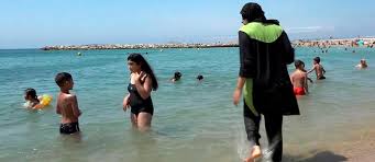 Elle a produit et présenté pendant 13 ans l'émission 7sur7 sur tf1 puis travaillé successivement à rtl et france inter. Anne Sinclair On Twitter Burkini La Derniere Epidemie Des Plages On A Le Droit D Y Etre Hostile Ms Il Est Peut Etre Temps De Se Calmer Https T Co Nmonkqoxey