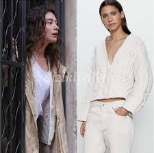 Yeni bölümler, fragmanlar, bölümlere özel klipler ve daha fazlasını tek parça full hd izlemek için tıkla! Sefirin Kizi 3 Bolum Kiyafetleri Dizi Kiyafetleri Ve Modasi