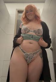 I like to flash in public 😈 : rHappyEmbarrassedGirls