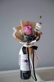 Get the top wine and flower pairings for your date night bouquet, birthday flower arrangement, and other gifts here! Flower Bouquet With Wine Creative Gift Baskets Flower Box Gift Bottle Gift Wrapping