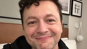 Lucas Lima deixa mansão com Sandy e é visto comprando novo quarto para o  filho