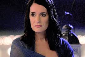 g r a z i o s o — locksleyss: This is Robin tearing down Regina's...