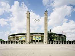 Se trouvant dans le parc olympique de munich au nord de la ville, il a été construit pour accueillir les jeux olympiques d'été de 1972. Olympiastadion Berlin Geschichte Besucherinfos Und Wissenswertes