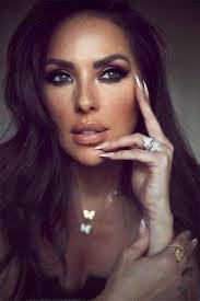 Eva Carlos's Instagram, Twitter & Facebook