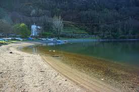 The small town offers many opportunities for practising sports such as sailing, kitesurfing, waterskiing, canoeing, fishing, tennis and it is the starting point for numerous foot or bicycle tracks that will take you to the discovery of truly unique places. Home North Lake Como