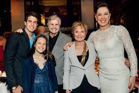 E micol, filha de saul, não teve mais filhos até o dia da sua morte, o que não significa que os teve depois de morta, e em sl 109, 2: Gloria Tarcisio Claudia Raia E Os Filhos De Claudia Atriz Brasileira Atores Gloria Menezes