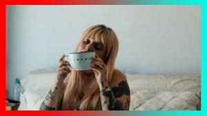 A cantora deixou o ruivo para trás e apostou num branco acizentado como cor de cabelo. Carolina Deslandes R Diante Com Nova Decoracao Do Quarto Esta De Hotel Youtube