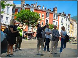 Visite Degustation Dans Les Halles Sainte Claire De Grenoble C Laurent Ravier Otg Visiter Grenoble Grenoble Visite