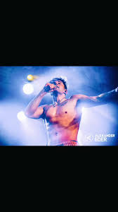 Alexander Eder: Hot Singer with a Sixpack Workout