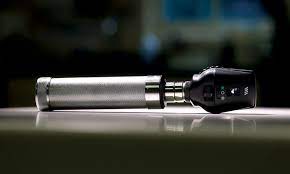 The direct ophthalmoscope has converging and diverging lenses which can be rotated by the ophthalmologist to find the best possible focus and view of the retina of the patient. Performing Direct Ophthalmoscopy Clinician S Brief