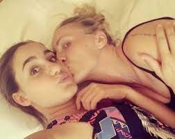 Ebbene, dovete sapere che maria zaffino continua ad insegnare ballo, ma soprattutto è moglie e mamma di due bambine. G8cdnc Hifyrbm