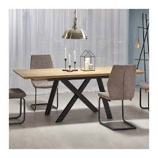 Un piétement cubique en métal noir reçoit un plateau de bois. Table Industrielle En Bois Et Metal Pour Une Salle A Manger Unique