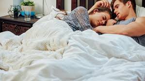 Ibu memakai gaun tidur dengan tali di pundak berwarna hitam model dua potong. Makna Di Balik 10 Posisi Tidur Bersama Pasangan