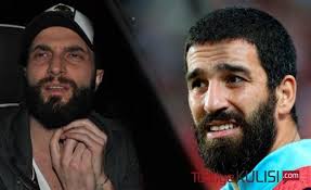 Arda'nın bir eliyle silah olduğu sanılan kabarıklığı tuttuğu da görülüyor. Arda Turan Berkay Kavgasinda Ikinci Durusma Dogru Guvenilir Ve Tarafsiz Habercilik