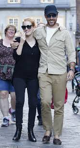 Jun 02, 2021 · jessica chastain stars alongside andrew garfield, who plays tammy's first husband jim bakker. Jessica Chastain Cozies Up To New Husband In Quebec City Express Digest
