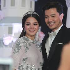 Spekulasi kononnya aktres neelofa kecewa melihat bekas kekasihnya, fattah amin mendirikan rumah tangga dengan fazura, nampaknya tidak benar. 24 Gambar Lagi Dari Majlis Resepsi Perkahwinan Fazura Dan Fattah Amin Fattzura