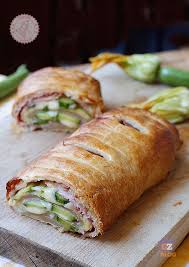 Lavate la zucchina, spuntatela e grattugiatela con una grattugia a fori larghi. Rotolo Zucchine Prosciutto E Formaggio Ricette Pasti Italiani Ricette Di Cucina