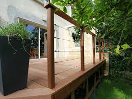 terrasse surelevee et son garde corps terrasse surelevee balustrade terrasse piscine hors sol design