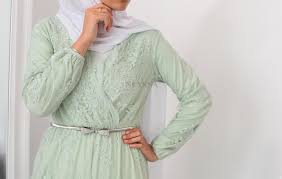 Jetez un coup d'œil sur les modèles et prix des robe en couleur vert eau robe et choisissez votre favorite. Robe Longue Dentelle Soiree Mariage Salima Aid Festivites