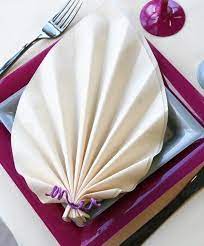 Retournez votre serviette, faites un nouveau accordéon puis fermez votre pliage. Decoration De Table Ronds Et Carres Douce Et Elegante Pliage Serviette Pliage Serviette Feuille Pliage Serviette Feuille De Palmier