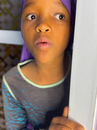 Watoto Wakiwacheka: Kichekesho Kichangamfu