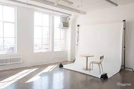 Downtown Loft With Gorgeous Natural Light Rent This Location On Giggster Downtown Gi Photography Studio Spaces Photography Studio Design Studio Interior