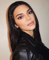 Maybe you would like to learn more about one of these? Kendall Jenner Simple But Pretty Makeup Look Perfect Makeup Look For Day Time Kendall Jenner Makeup Hair Clips 90s Jenner Makeup