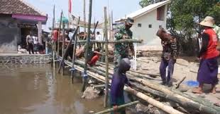 Anggota Koramil 0819 03 Kraton Bersama Masyarakat Melaksanakan Gotong Royong Pembuatan Jembatan Darurat Yang Menghubungkan Desa Sema Hubungan Pedesaan Bangunan