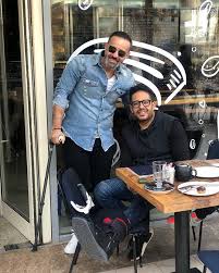 ونقل حماقي على الفور إلى أحد المستشفيات، وبعد عمل الفحوصات تبين أنه مصاب بكسر في قدمه اليسري وتم عمل جبيرة للفنان والتقطت له صور على كرسي متحرك. Ø£Ù†Ø§ ÙŠÙ…Ù†ÙŠ Ù…Ø­Ù…Ø¯ Ø­Ù…Ø§Ù‚ÙŠ Ø±ÙÙ‚Ø© Ø²ÙˆØ¬ØªÙ‡ ÙÙŠ Ø£ÙˆÙ„ Ø¸Ù‡ÙˆØ± Ø¨Ø¹Ø¯ Ø¥Ø¬Ø±Ø§Ø¦Ù‡ Ø¹Ù…Ù„ÙŠØ© Ø¬Ø±Ø§Ø­ÙŠØ©