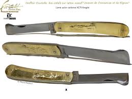 Découpée dans de l'acier carbone xc75. Couteau Sujet Coursolle Greffoir Joueurs Tennis Et Cornemuse Bas Reliefs Sur Laiton Massif