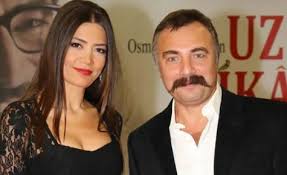 Erkek gardıroplarında en fazla yer kaplayan pantolonlar, erkek giyiminin en önemli parçalarından biridir. Oktay Kaynarca Ya Ese Siddet Cezasi